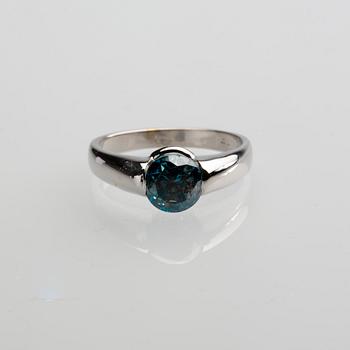 RING, 14 k vitguld med syntetisk blå diamant, ca 1.00 ct. Vikt ca 4 g.