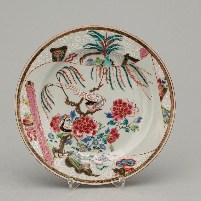 TALLRIKAR, 2+1, porslin, Qianlong, Kina 1700-tal.