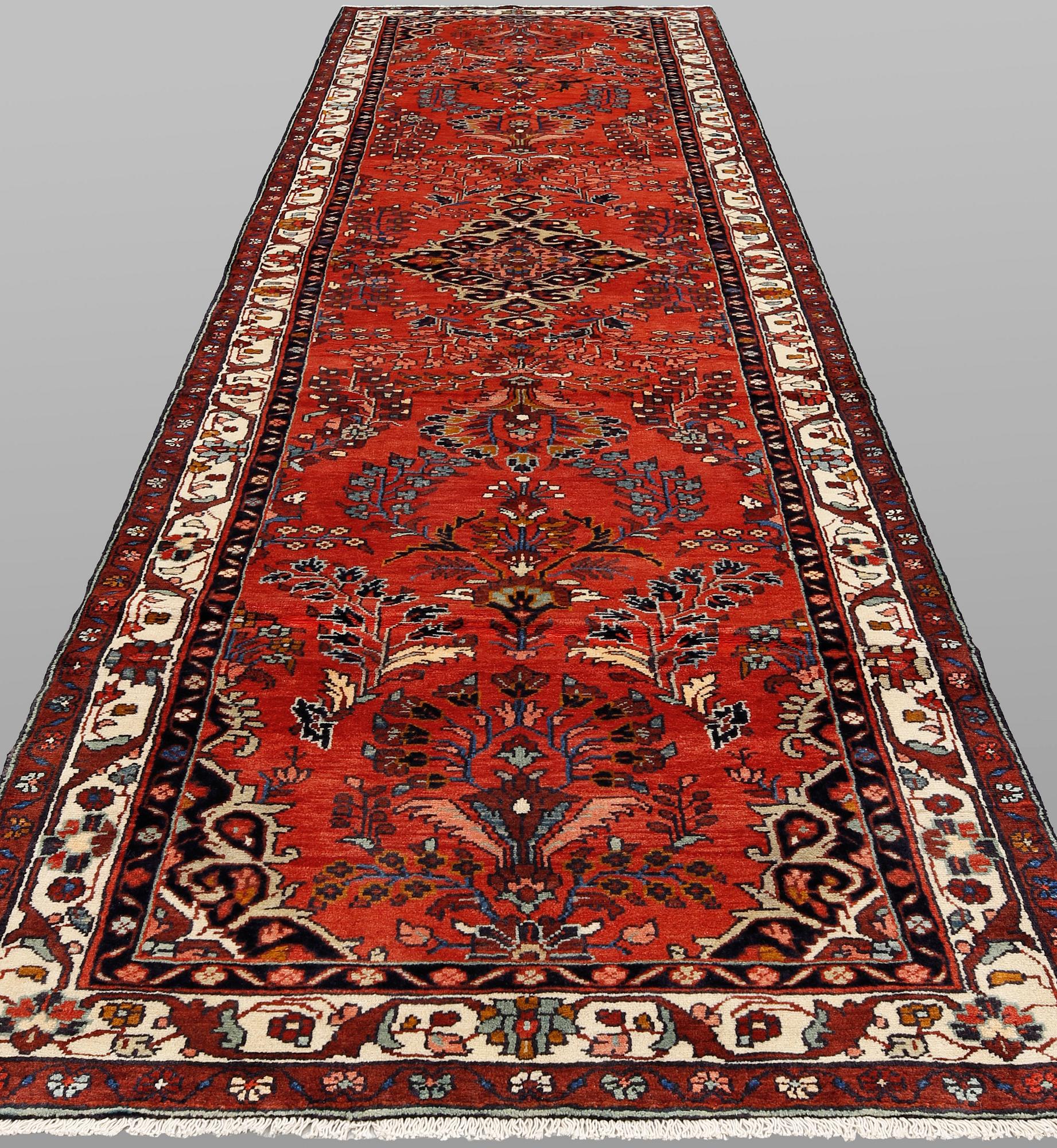 Gallerimatta, Hamadan, c 432 x 120 cm.