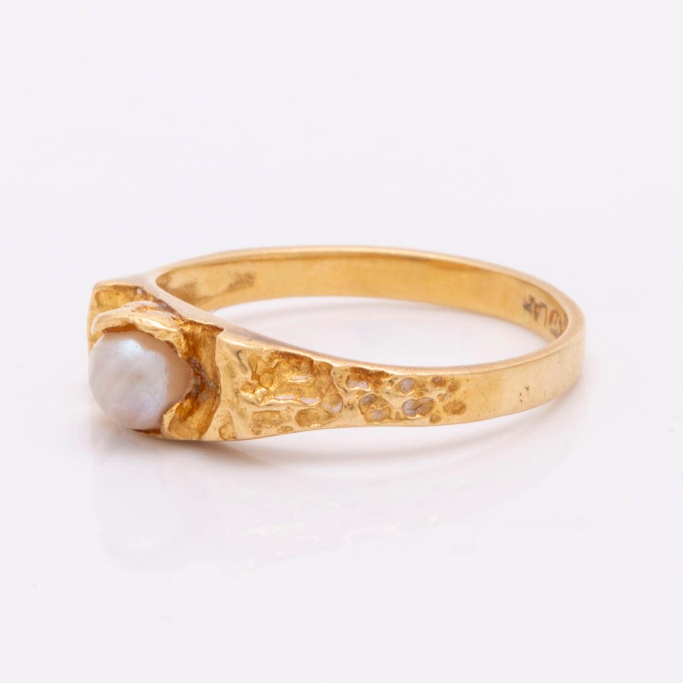Lapponia ring 18K gold with 1 cultured pearl approx 4 mm, Finland 1976.