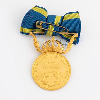 Carl XVI Gustaf, medalj, guld 23 k, "För nit och redlighet i rikets tjänst", i etui, 2004.