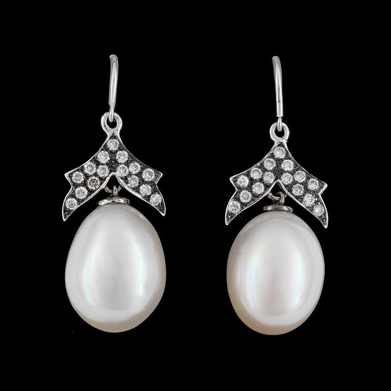 EARRINGS, cultured freshwater pearls and brilliant cut diamonds, tot. 0.36 cts.