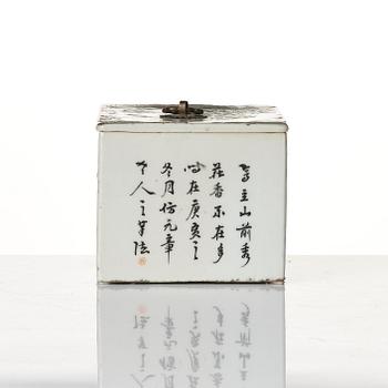 A Chinese porcelain box with cover, 20th century.