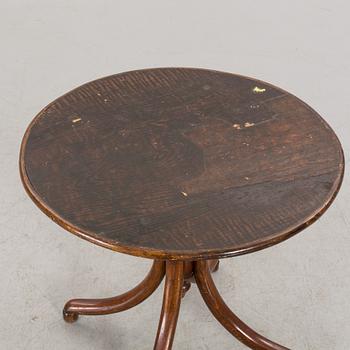 A THONET BENTWOOD TABLE FROM CA 1900.