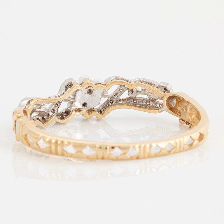 Armring 14K guld med gammal- och åttkantslipade diamanter samt pärlor.