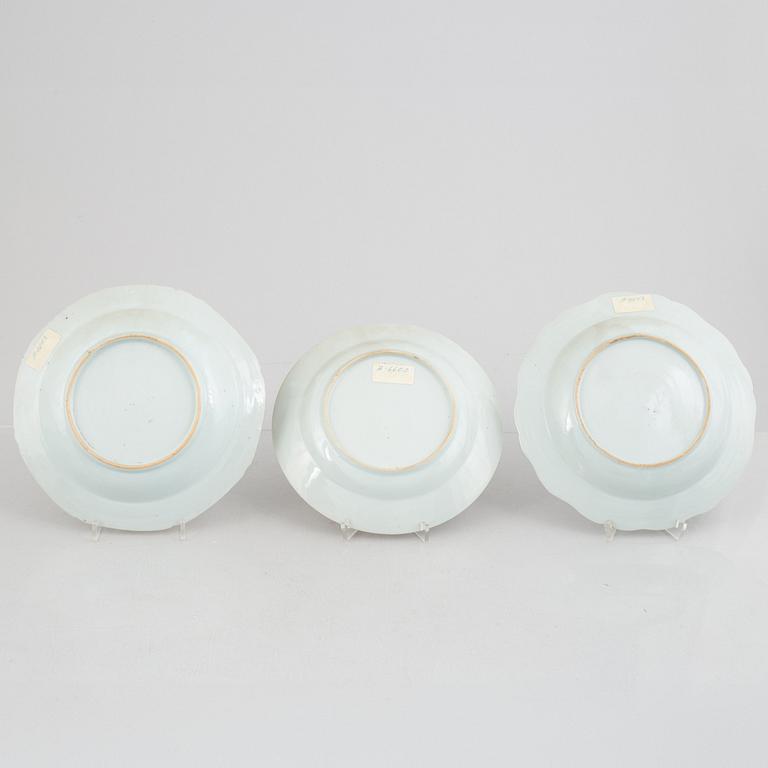 A set of three Chinese export porcelain plates, Qing dynasty, Qianlong (1736-95).
