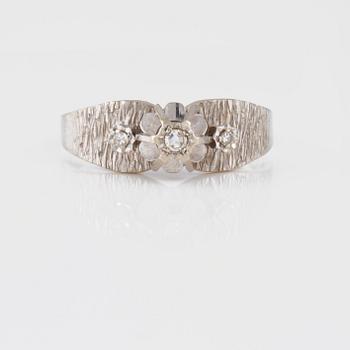 RING, guld och 18K vitguld med 3 åttkantslipade diamanter, importstämplad. Vikt 3,0 gram.