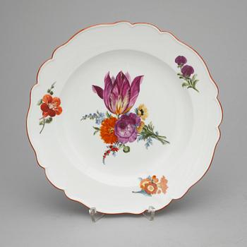 TALLRIKAR, 3 st porslin, Meissen, Marcolin respektive punkt period (1763-1814).