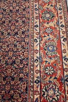 Matto, semi-antique West persian, ca 382,5 x 302 cm.