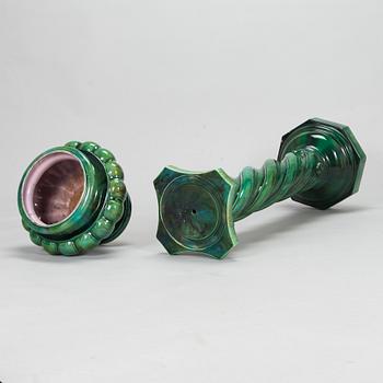 Blompelare med kruka, majolika, kring 1900.