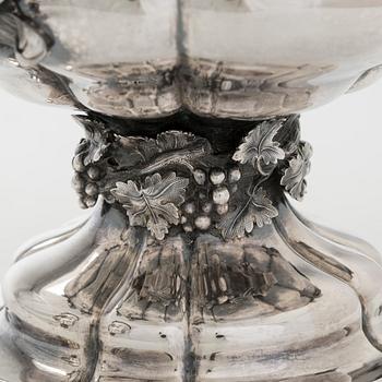 Carl Johan Tegelsten, A pair of Neo-Rococo silver champagne coolers/ vases, maker's mark of Carl Johan Tegelsten, Saint Petersburg 1849.