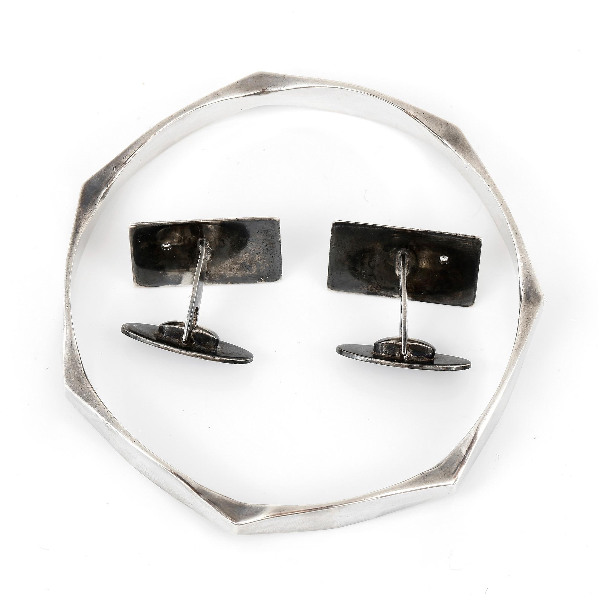 ARMRING samt MANSCHETTKNAPPAR, ett par, silver med vita pastestenar.