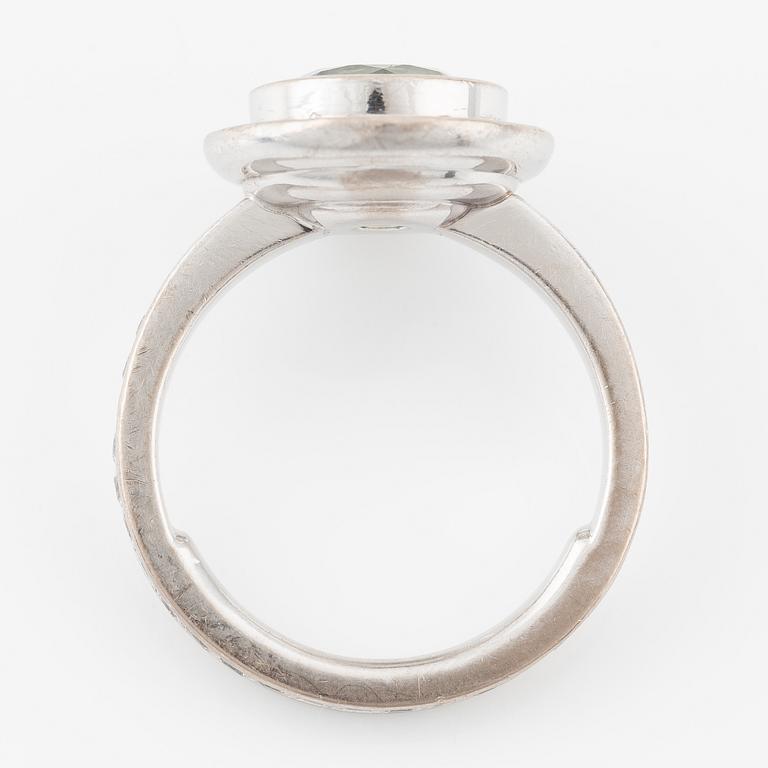 Ring, 18K white gold set with a round faceted green beryl and brilliant-cut diamonds.