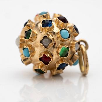 18K gold pendant.