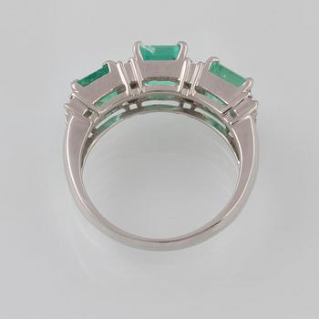 RING, platina med 3 smaragder 3.00 ct samt 12 briljantslipade diamanter 0.25 ct. Vikt 6,5 gram.