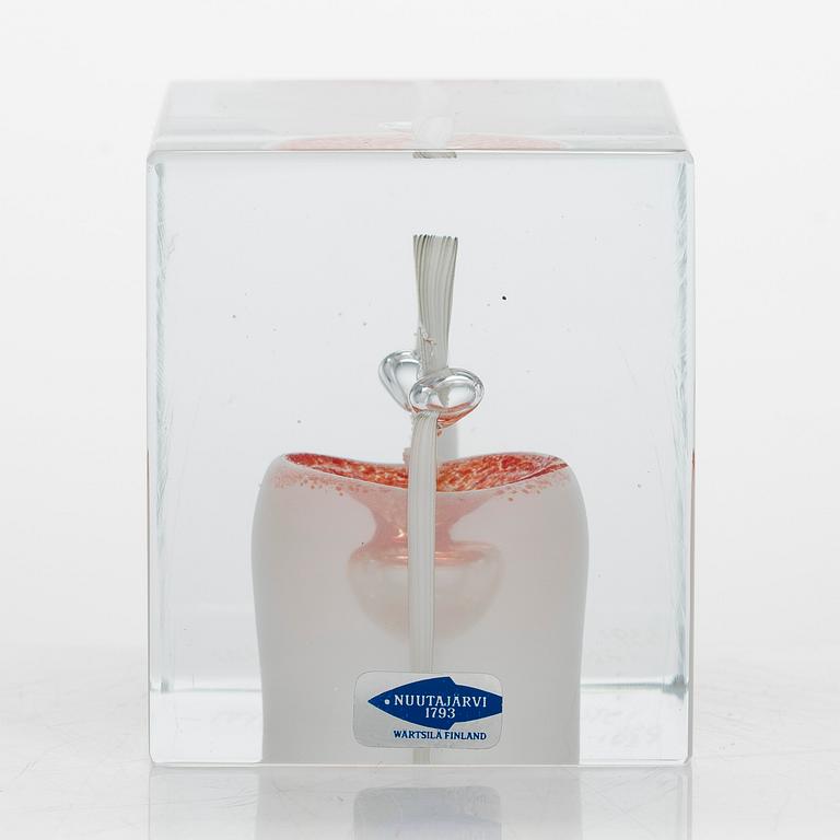 Oiva Toikka, An annual cube, signed Oiva Toikka Nuutajärvi 1985 and numbered 639/2000.