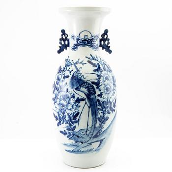 A blue and white Chinese vase, 20th century.