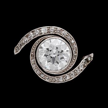 836. RING, gammalslipad diamant, ca 1,30 ct, samt mindre åttkantslipade diamanter, ca 1910.