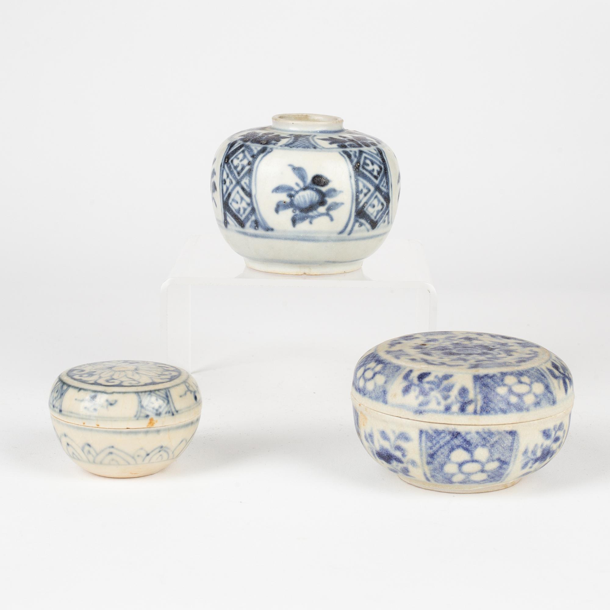 Askar, med lock, två stycken, samt kruka, keramik.  Thailand, Sawankhalok, 1300/1600-tal.