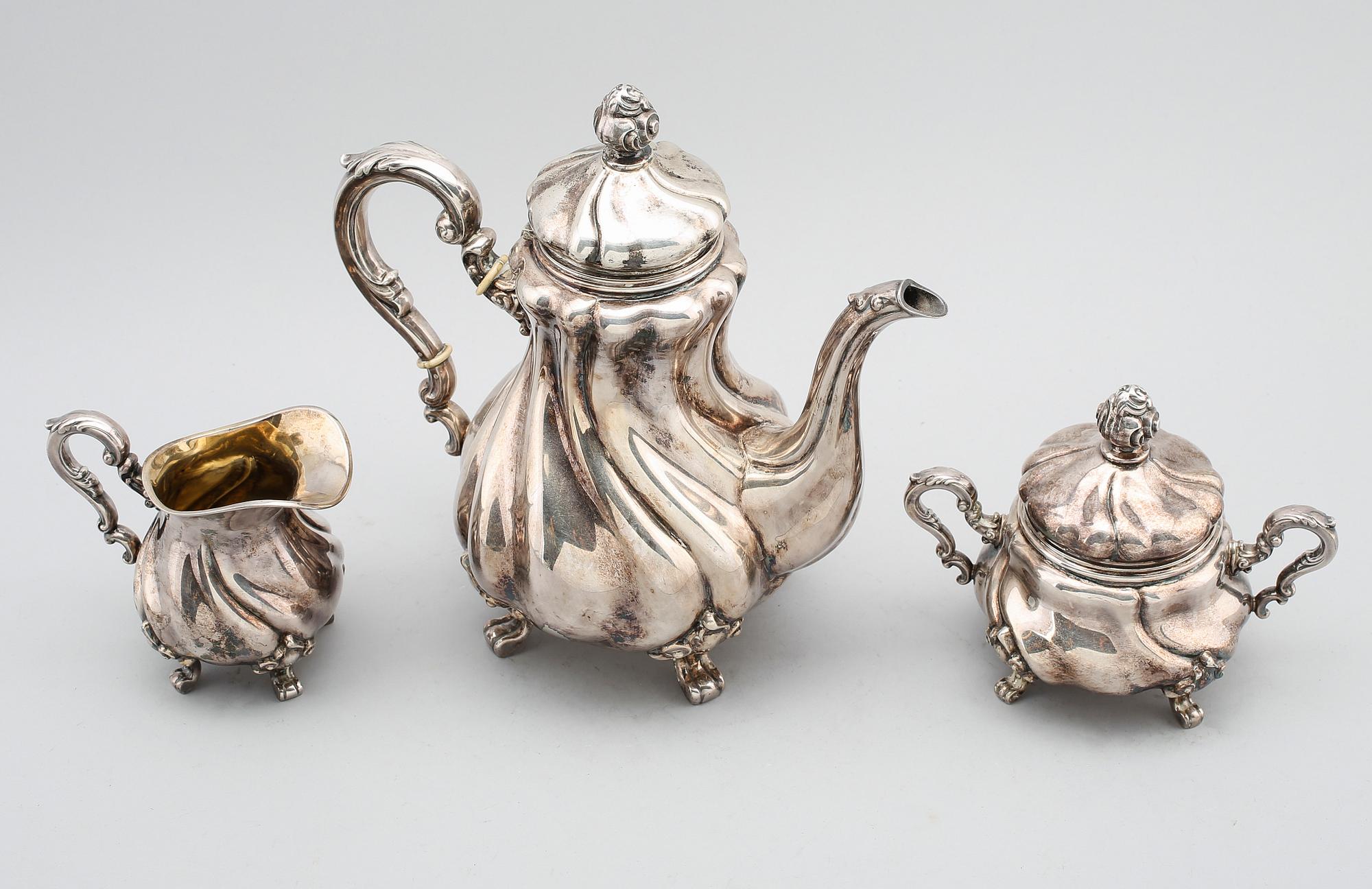 KAFFESERVIS, 3 delar, silver, svenska importstämplar, 1900-talets första hälft. Vikt ca 1200 gram.