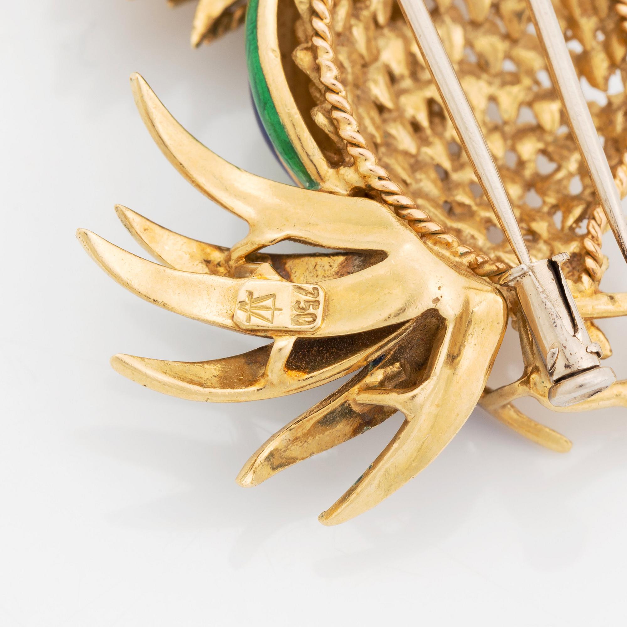 Brosch 18K guld med emaljdekor och åttkantslipade diamanter.