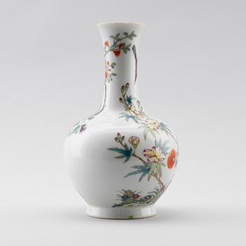 VAS, porslin, Kina, bär Qianlongs märke, Sannolikt 1900-tal.
