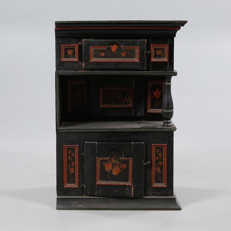 HÖRNSKÅP, allmoge, daterat 1776.