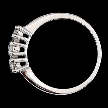 RING, 18K vitguld, 3 briljantslipade diamanter tot ca 0.84 ct.