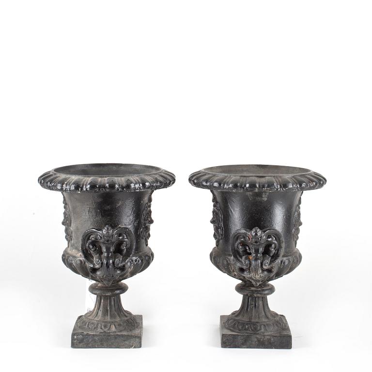 TRÄDGÅRDSURNOR, ett par, gjutjärn, Skoglund & Olsson Gefle. 1900-talets början.