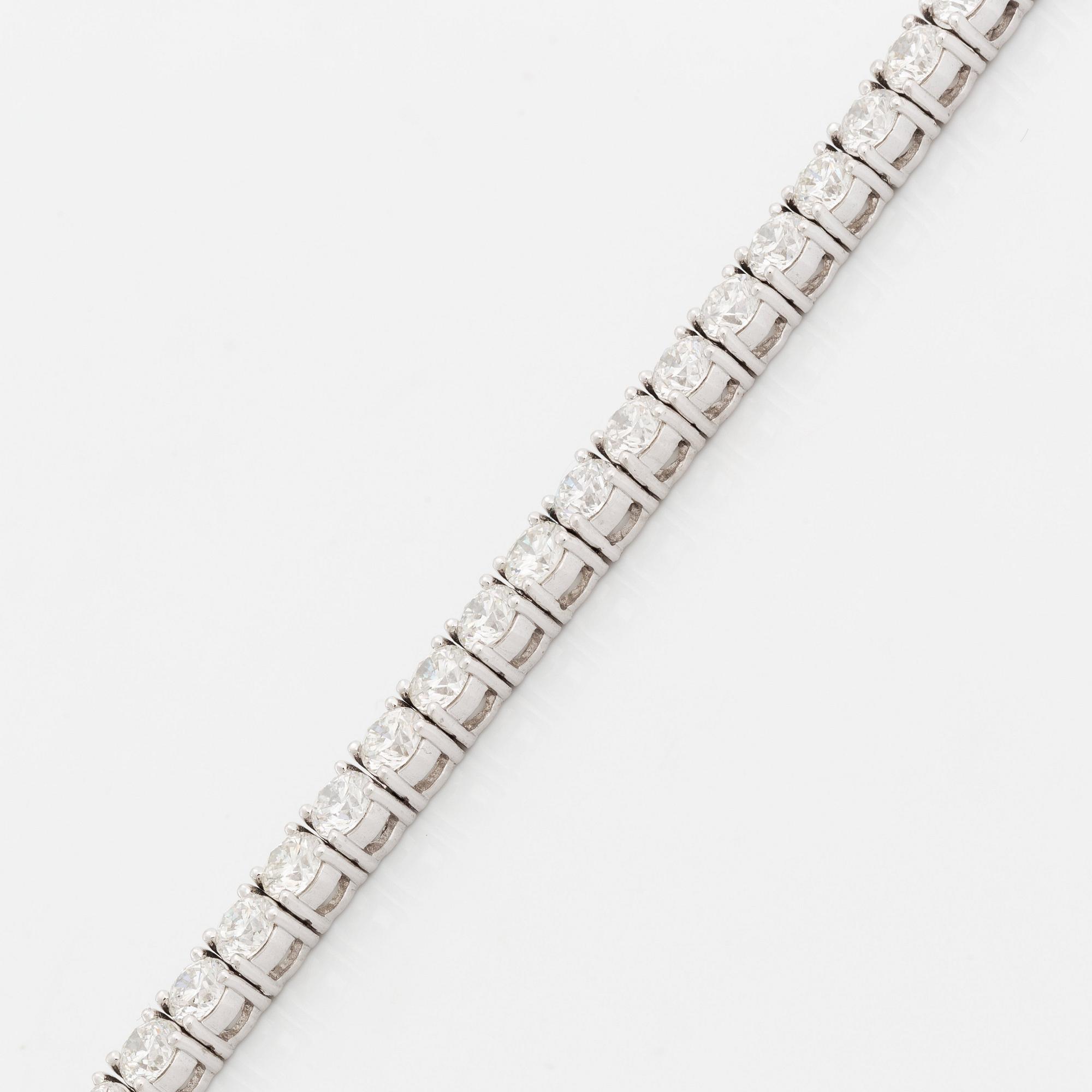 An 18K white gold bracelet set with round brillliant-cut diamonds.