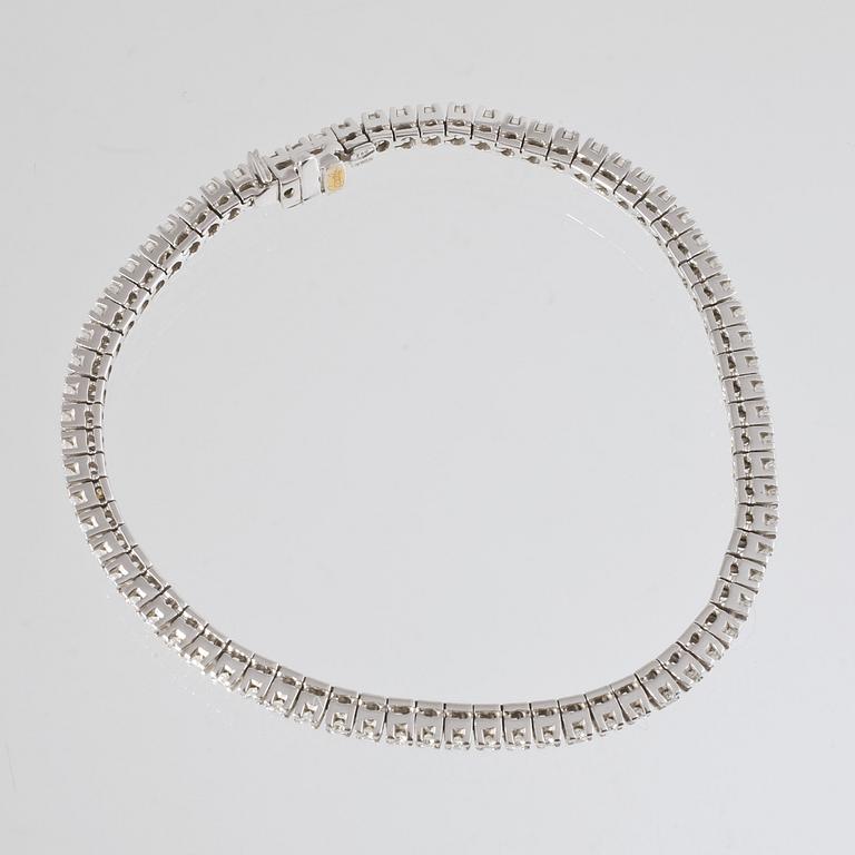 ARMBAND, 18k vitguld med briljantslipade diamanter, 1.72 ct. Vikt 12,4 g.