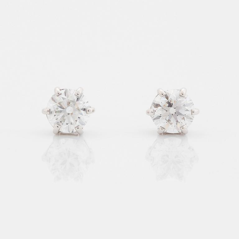 Ett par örhängen platina med runda briljantslipade diamanter totalvikt 2.00 ct D if (internally flawless).