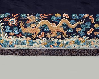 AN ALTAR DRAPE, embroidered silk. A fragment. China late Qing dynasty. 66,5 x 213-231,5 cm.