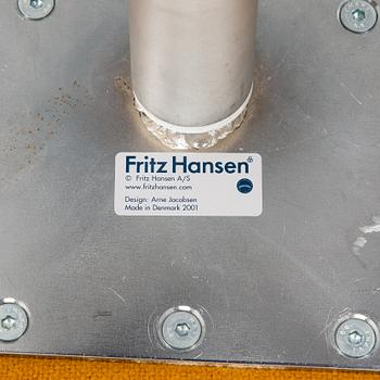 Arne Jacobsen, fåtöljer, ett par "Svanen" för Fritz Hansen, Danmark, daterade 2001.