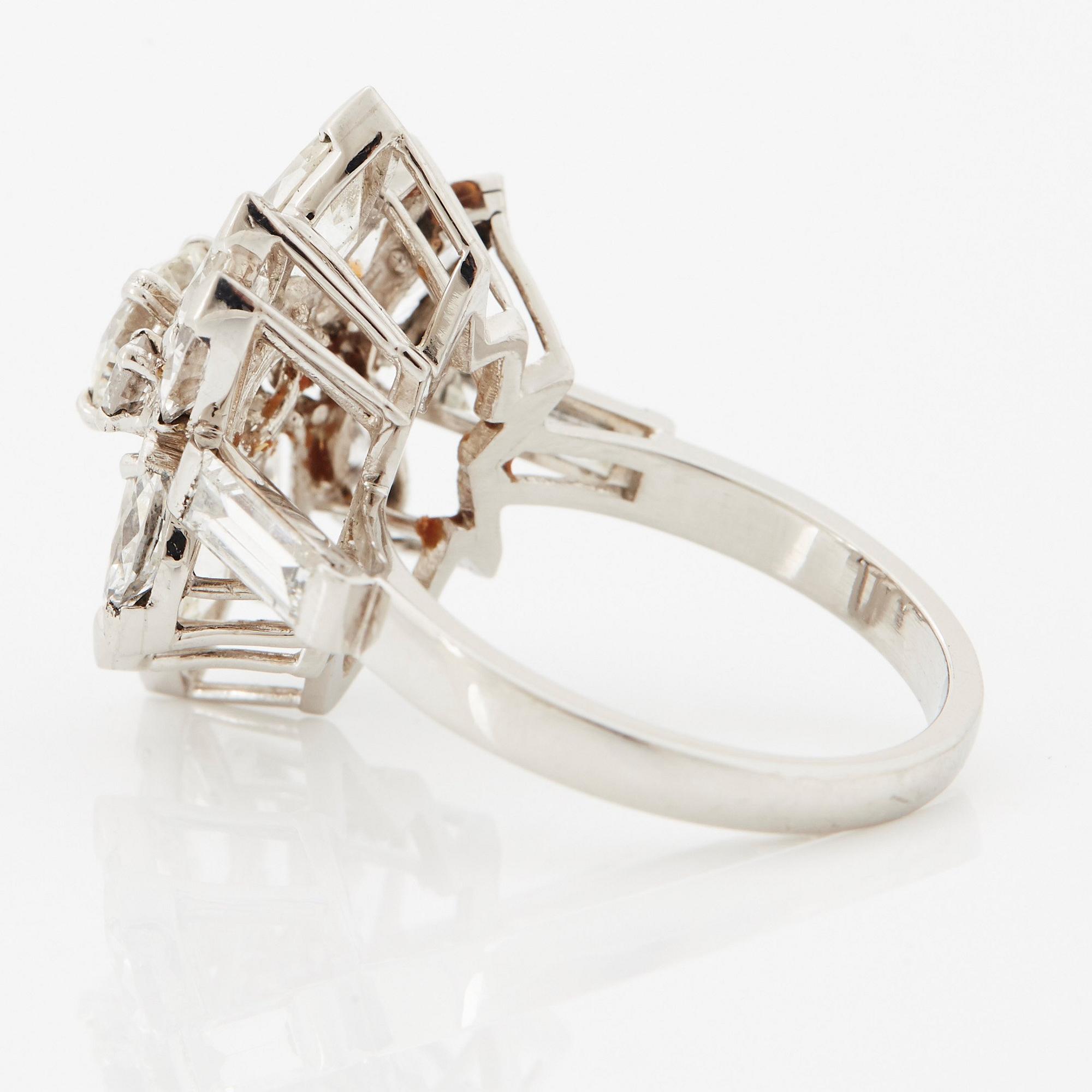 Ring platina med runda briljant-, navett- och baguetteslipade diamanter.