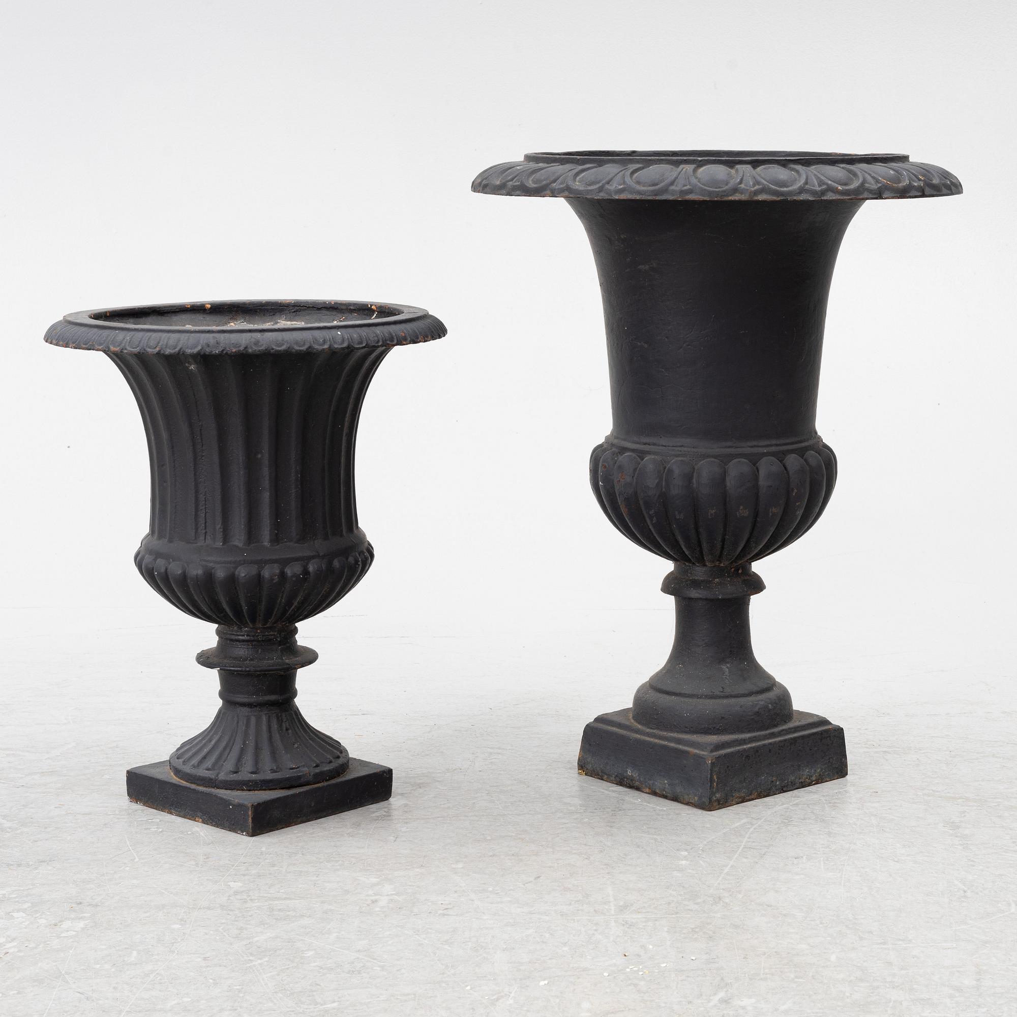 Trädgårdsurnor, 2 st snarlika, 1900-talets andra hälft.