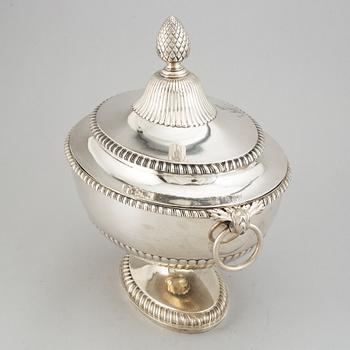 An English 18th century silver tureen, mark of Andrew Fogelberg, London 1773.