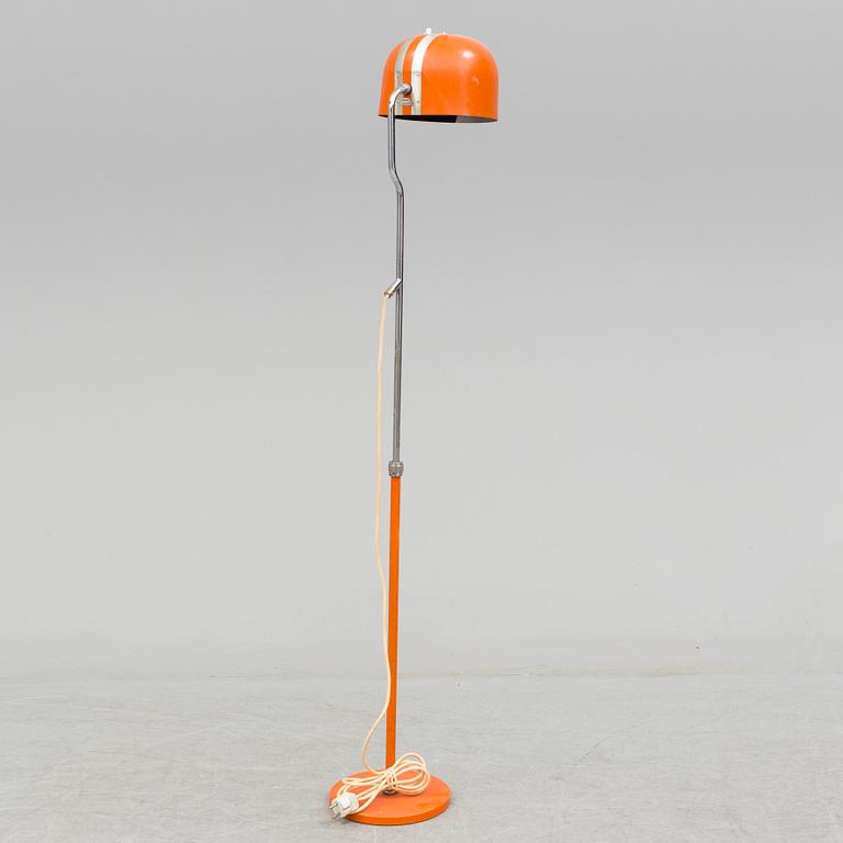 GOLVLAMPA, s.k. störtkrukan, metall, 1970-tal. Kosta.