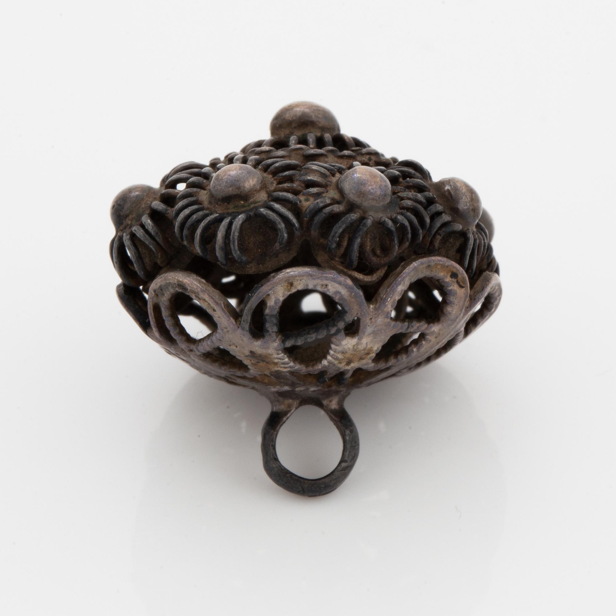 Silverknappar, med filigranarbete.