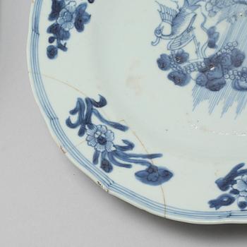Seven Chinese dinner plates and two soup plates from the 18th century.
