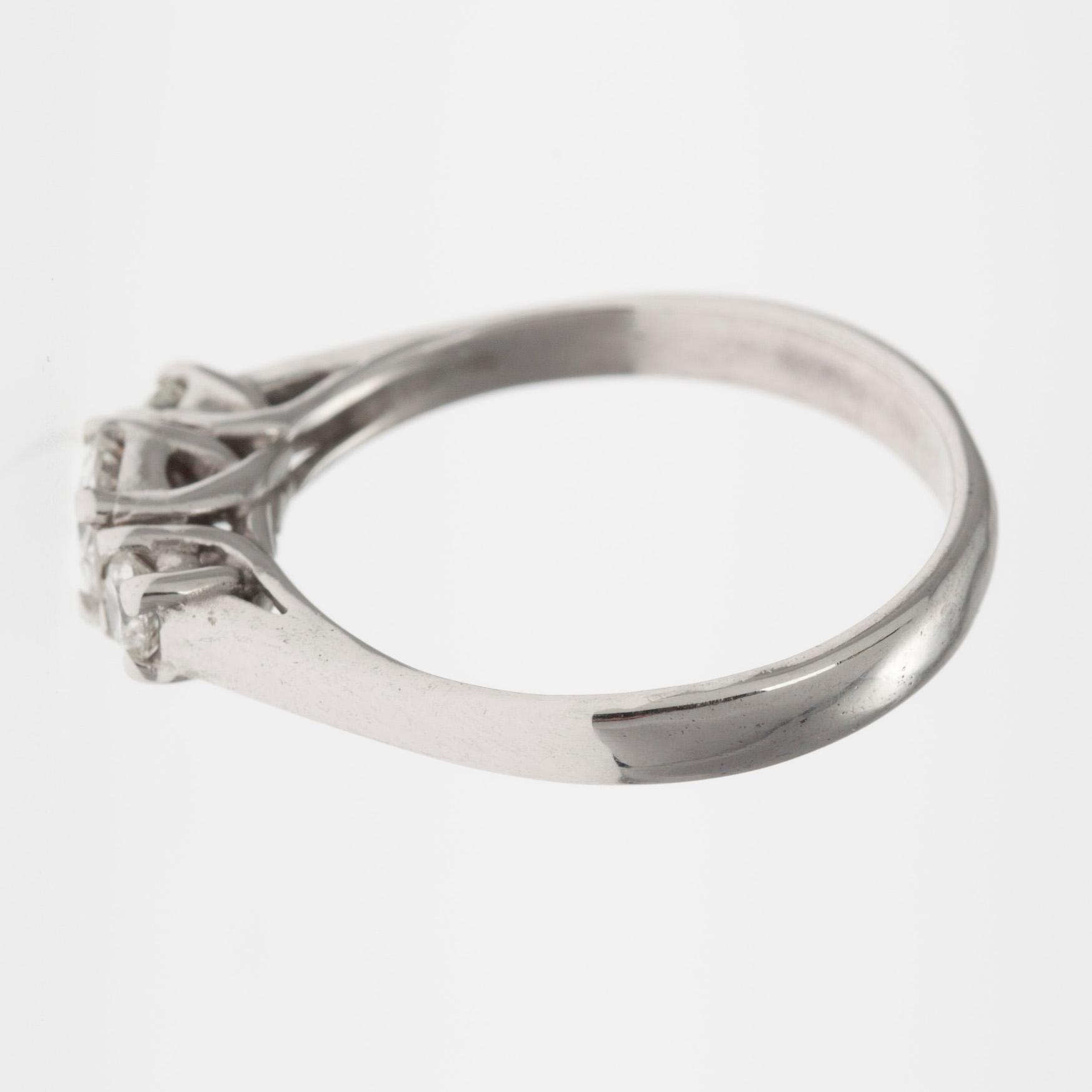 RING, vitguld 14K, 3 diamanter, 0,32ct + 2x0,11 ct, tillsammans 0,54 ct, totalvikt 3,2 g.