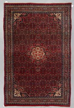 A RUG, an old Bidjar, ca 226 x 144,5-150,5 cm (as well as 1 cm flat weave at the ends).