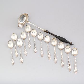 MOCKASKEDAR, 12 st samt SLEV, silver, svenska stämplar, 1800-/1900-tal. Vikt med träskaft ca 156 gram.