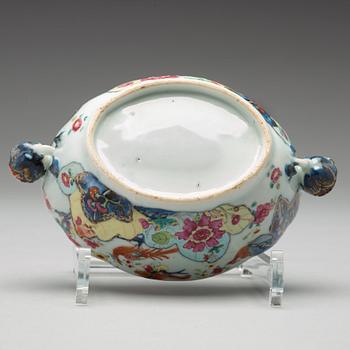 A chinese tobacco leaf butter tureen with cover, Qing dynasty, Qianlong (1736-95).