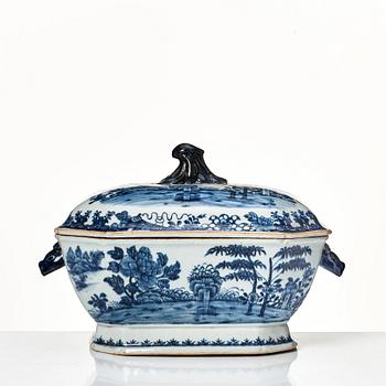 Terrin med lock och fat, kompaniporslin. Qingdynastin, Qianlong (1736-95).