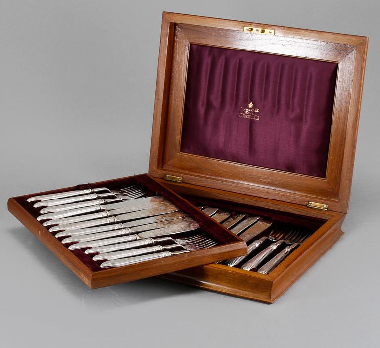 FISKBESTICK, 24 delar, silver, London, 1879, vikt 1500 gram.