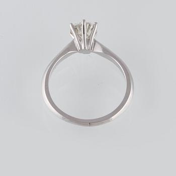 RING, 18K vitguld med briljantslipad diamant 1.03 ct. Vikt 3,6 gram.