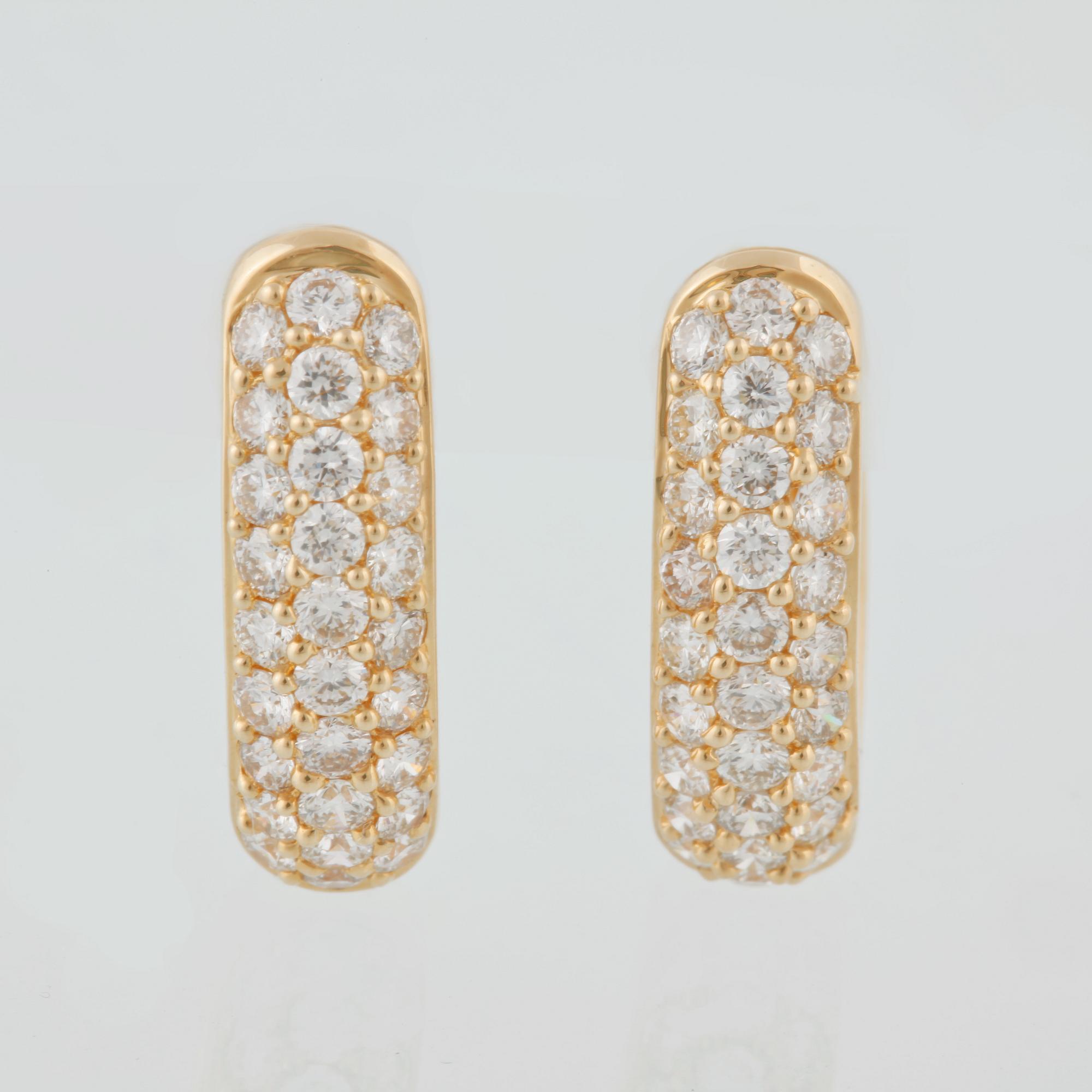 ÖRHÄNGEN, 18K guld med 56 briljantslipade diamanter, 1.44 ct.  Vikt 7,1 gram.
