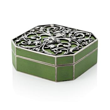 476. A rare silver and opaque green enamel pill box, Moscow 1912-1917.