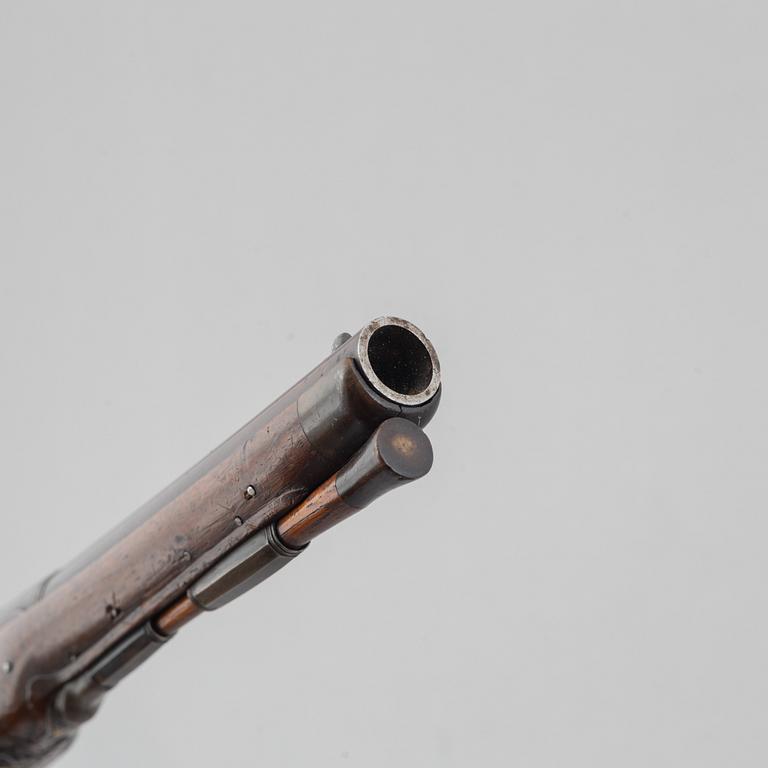 Slaglåspistoler, ett par, ändrade från flintlås,  Nusbaum Stockholm, 1700-talets mitt.